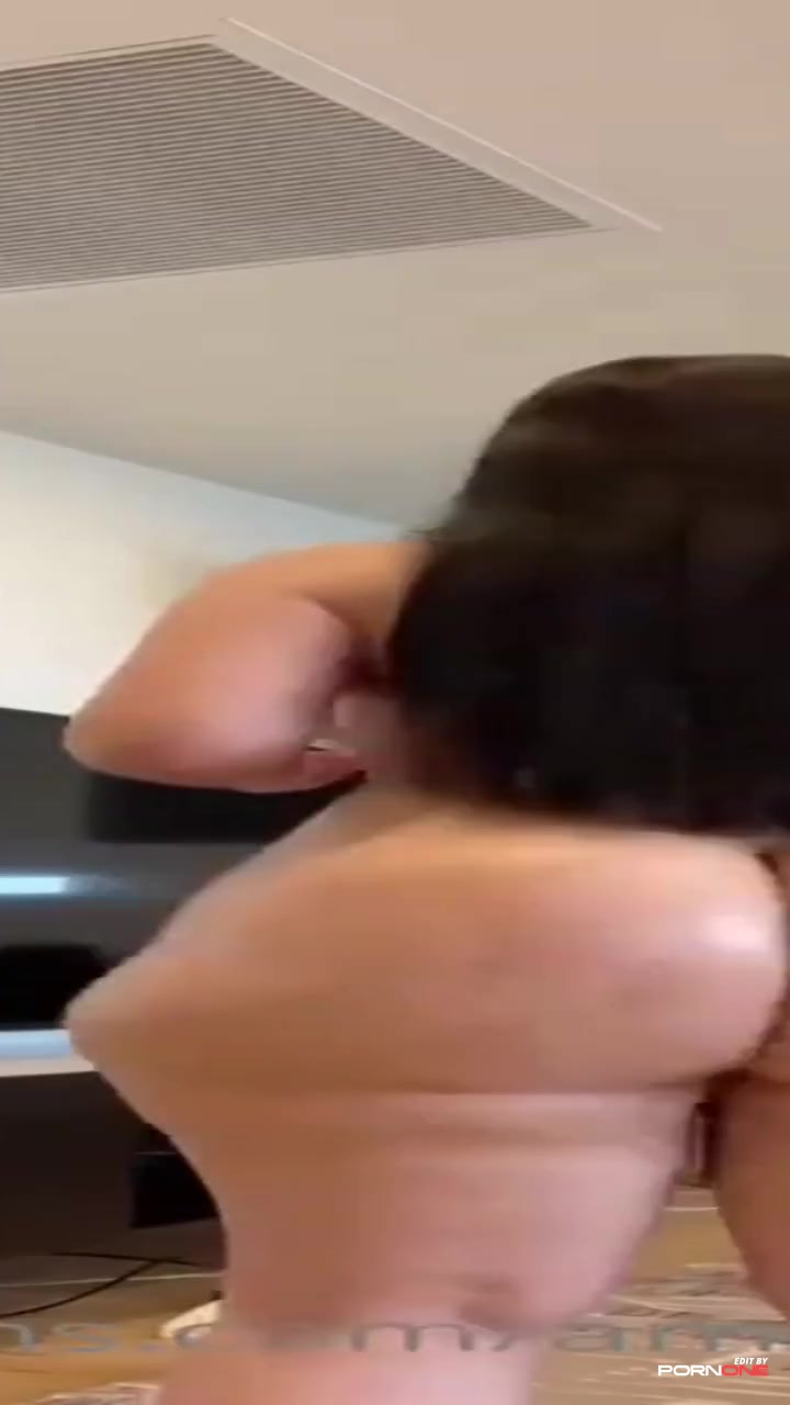 Big Booty Amelia's Sensual Clapping Scene