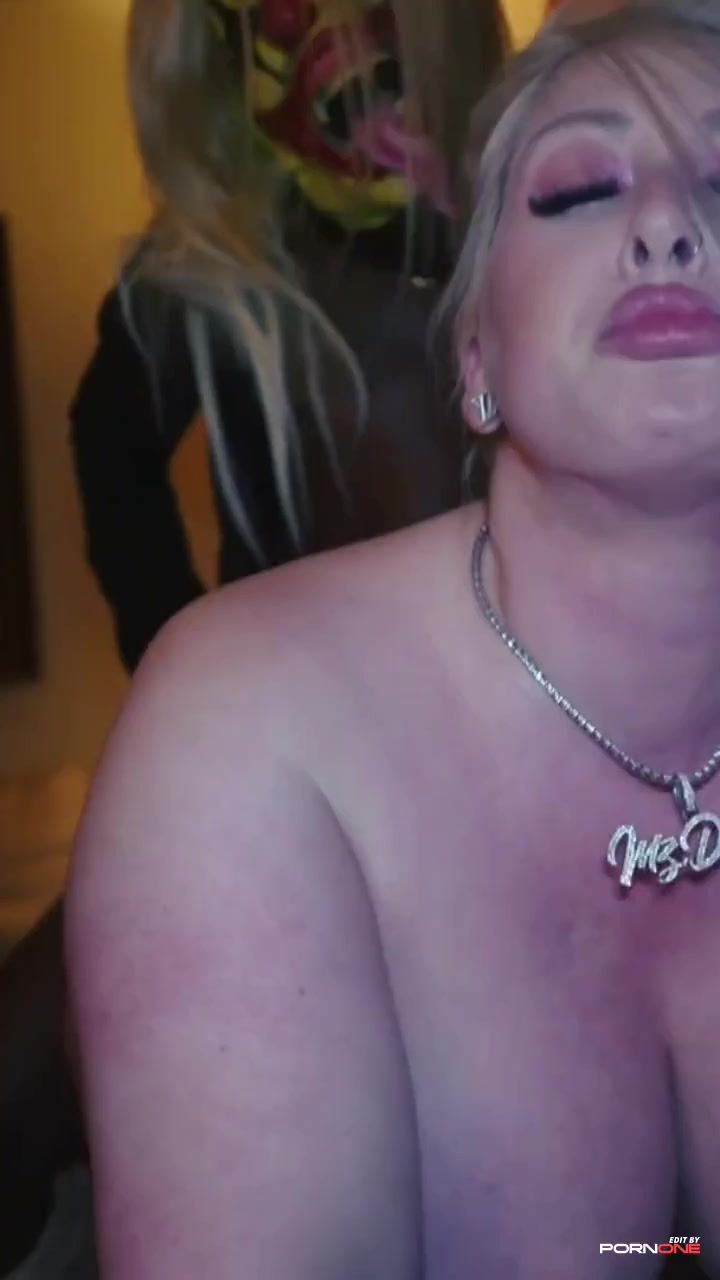  mme dani repond aux besoins du meilleur gangster de chicago gibby le clown   - Short by pornone.com