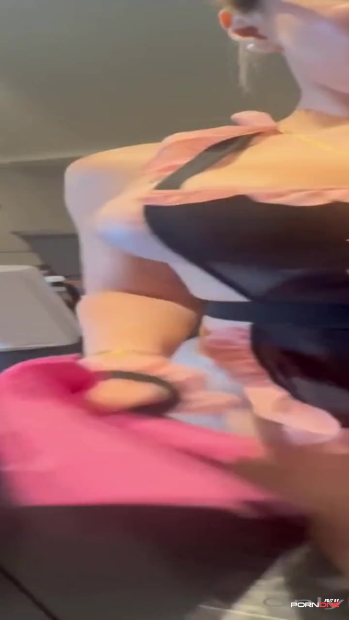 Sexy Maid Gives a Tease in La Criada Culona