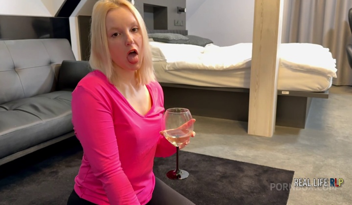 julia piss drinking blonde  ?
