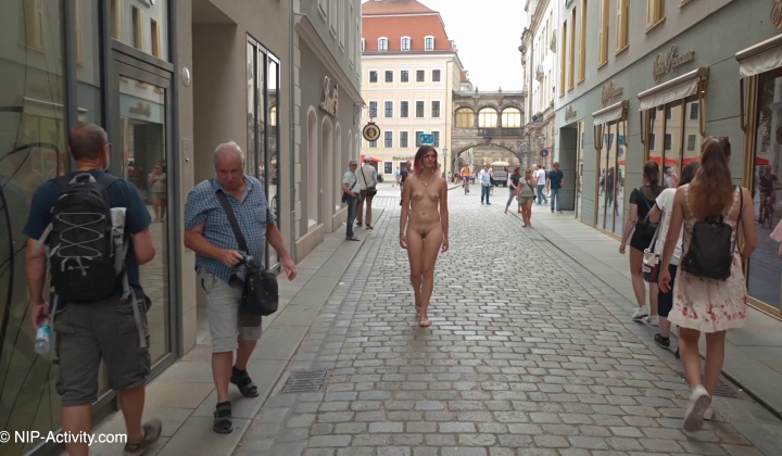 christina zeigt ihre kleinen titten und die geile fickspalte in dresden 2  ?