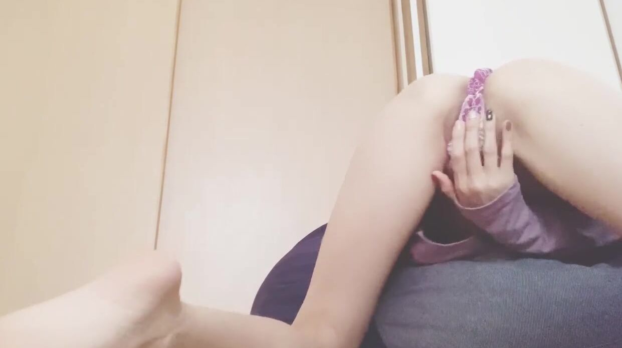 Voyeurism] I caught a picture of my wife lewdly rubbing her pussy with an electric massage machine w