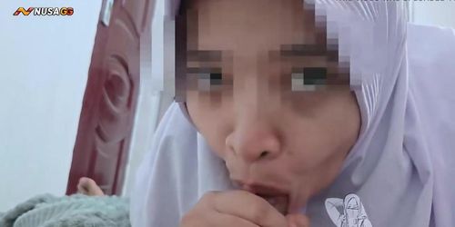 Gadis SMA Berjilbab Kaget Pas Liat Kontol Kakak