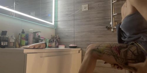 While no One Sees, Im Messing around in the Bathroom