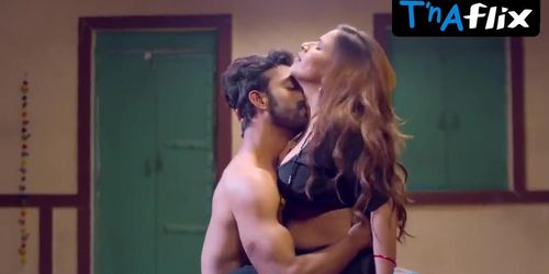 Leena Singh Exposes in Manmaniyan Scene