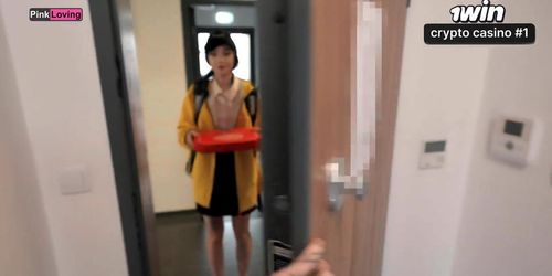 The courier masturbated and squirted on the pizza. She delivered the cum-covere