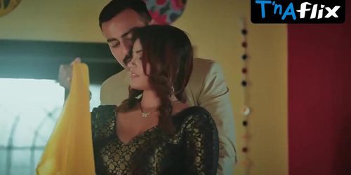Subhati Das Sizzles in Lene Ke Dene Sexy Scene