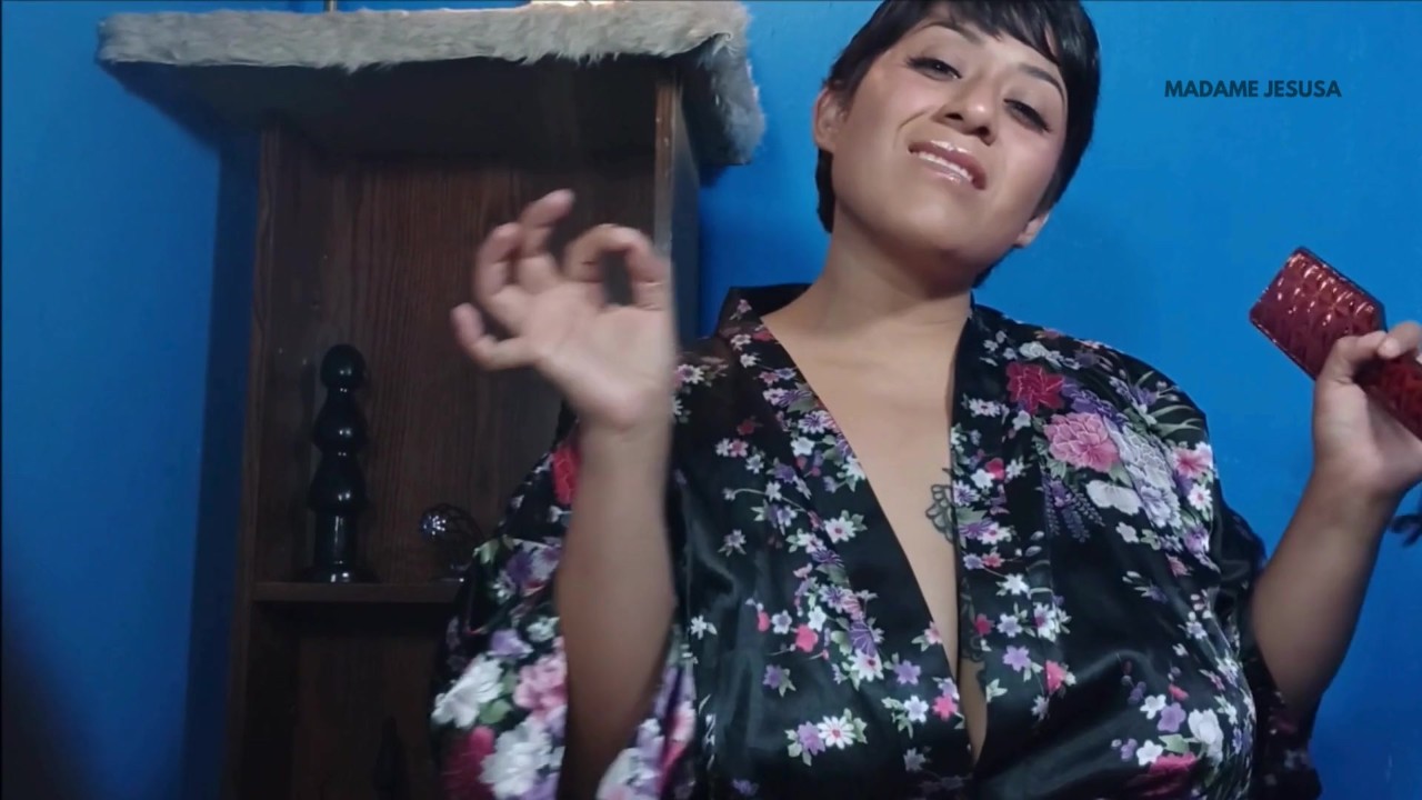 Dómina reprende a su sissy y le enseña a cómo comportarse.