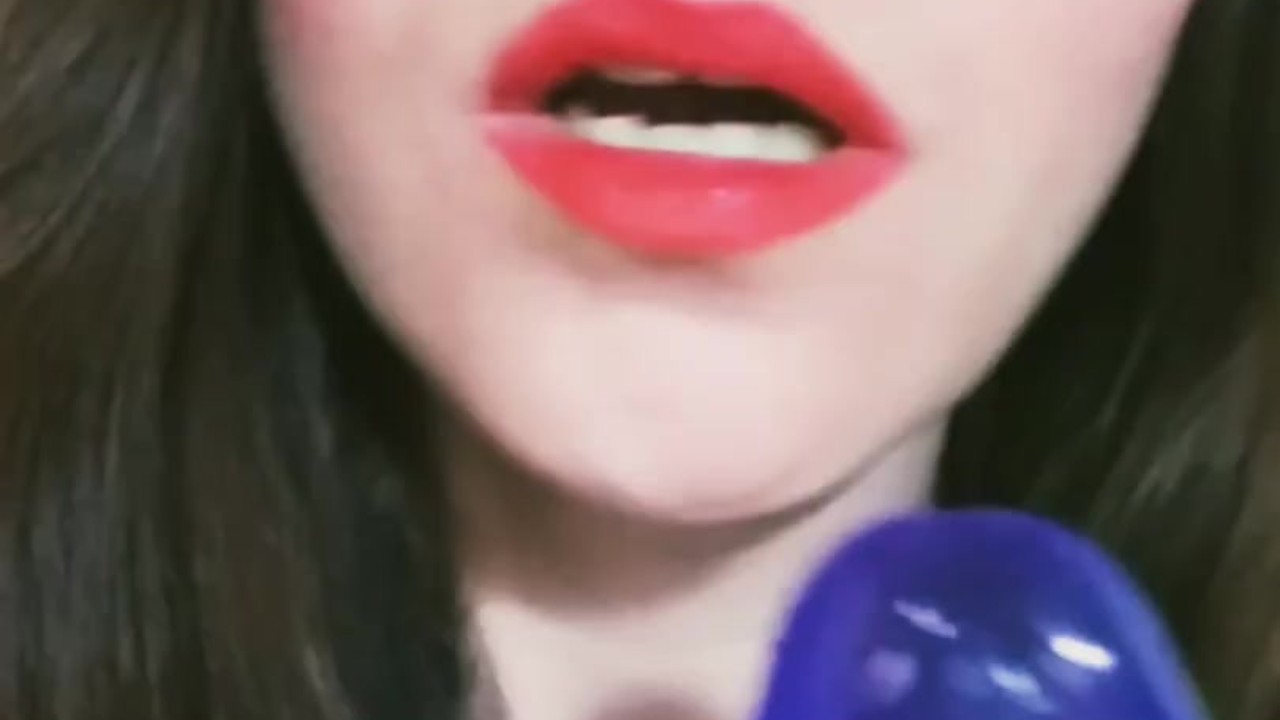 Latina chupa dildo