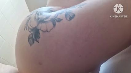 Enxendo a bucetinha da esposa do meu amigo de porra até escorrer