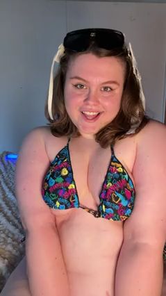 Please stay close and support me on OnlyFans 🤍