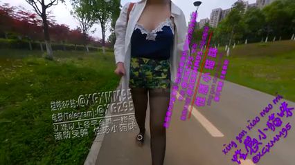 【户外】老婆邀请陌生人看她的裙底