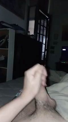 Chico se deslecha cuando se despierta, se saca las ganas viendo porno y eyacula leche muy rico