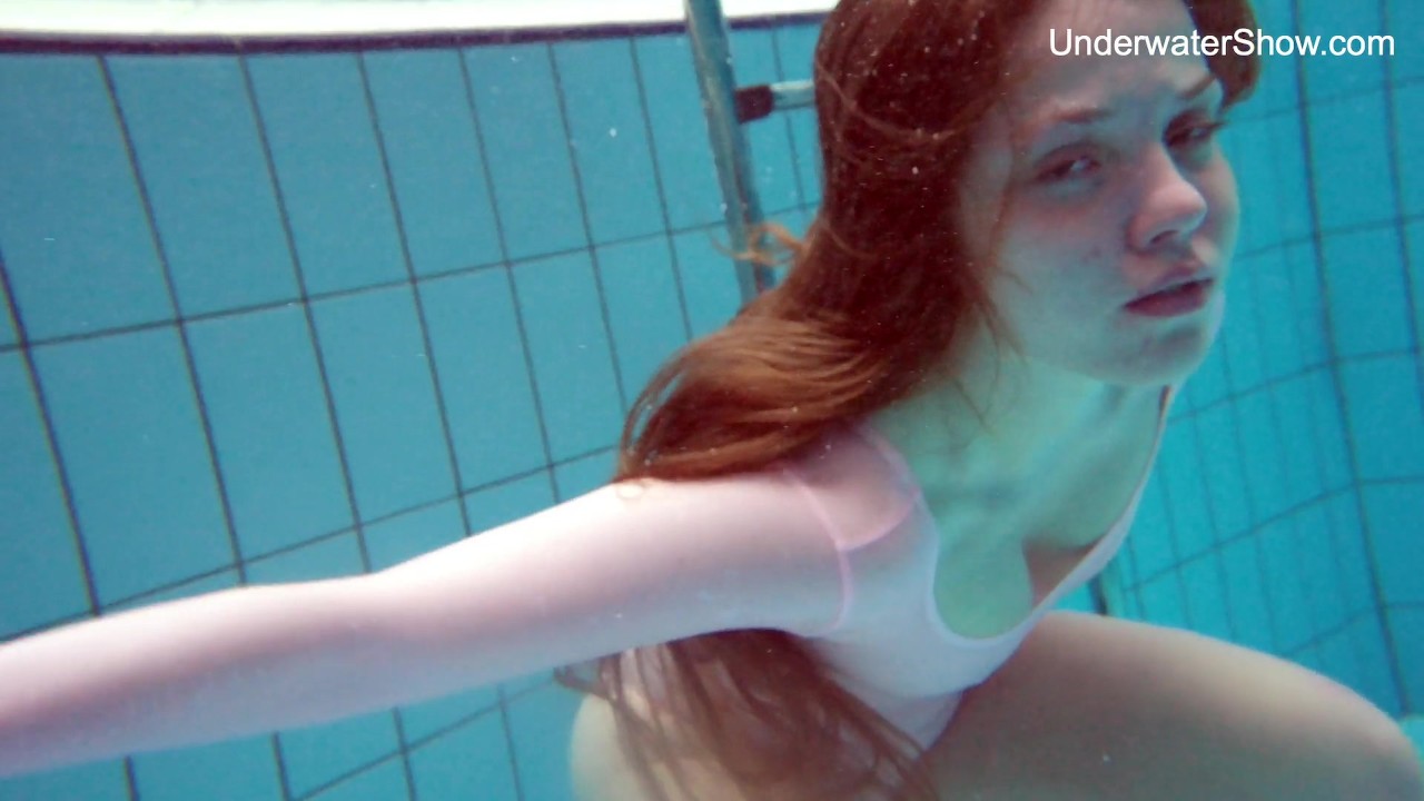 Redhead Simonna showing her body underwater
