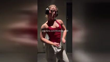 Teen’s Wildest TikTok Moment – Pussy Leak Caught on Camera!