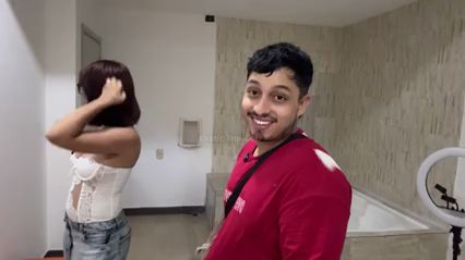Mi Amiga latina me invito a probar sus juguetes en un Motel y se termino viniendo a chorros