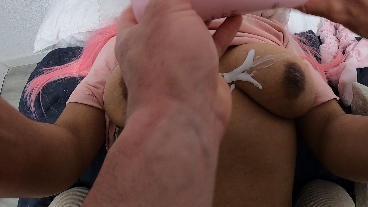 La latina me pide que le haga un masaje en las tetas