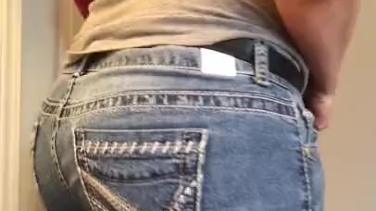 Firm MILF ass in tight jeans ;)