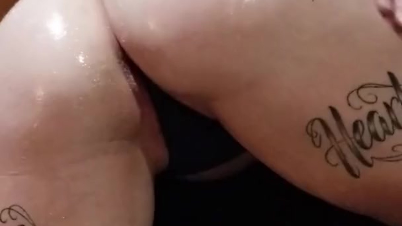 Sensual Oil Play on a Beautiful Body