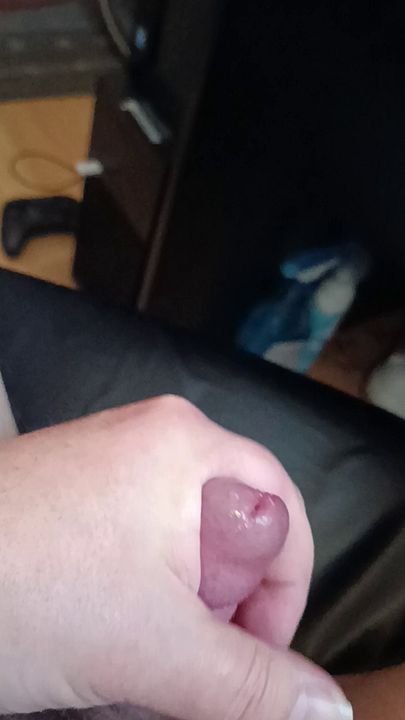 Playing with my right side of glans, and describe how i like to masturbate.