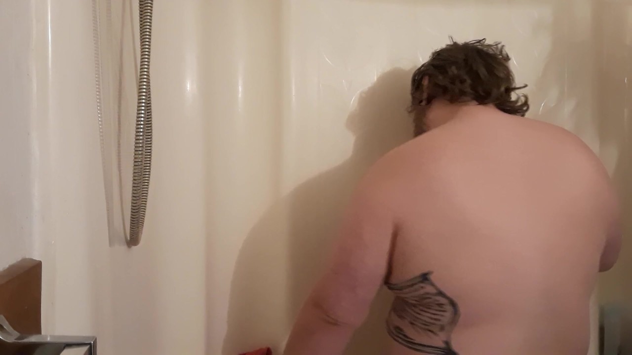 Steamy Shower Session Unfolds in 5 Minutes