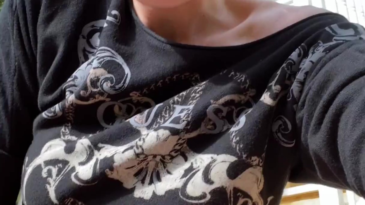 Öffentlich vorm Wohnhaus unterm Röckchen masturbiert und gekommen