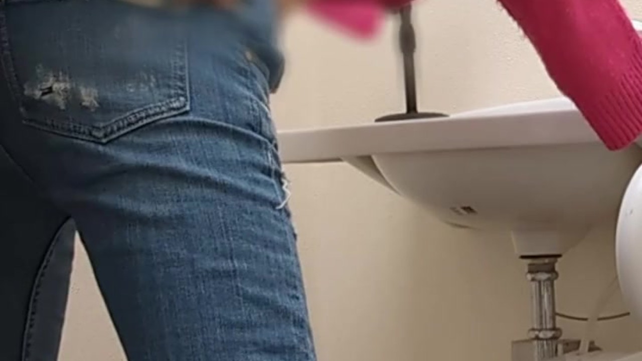 多目的トイレで喘ぎまくるビッチギャル
