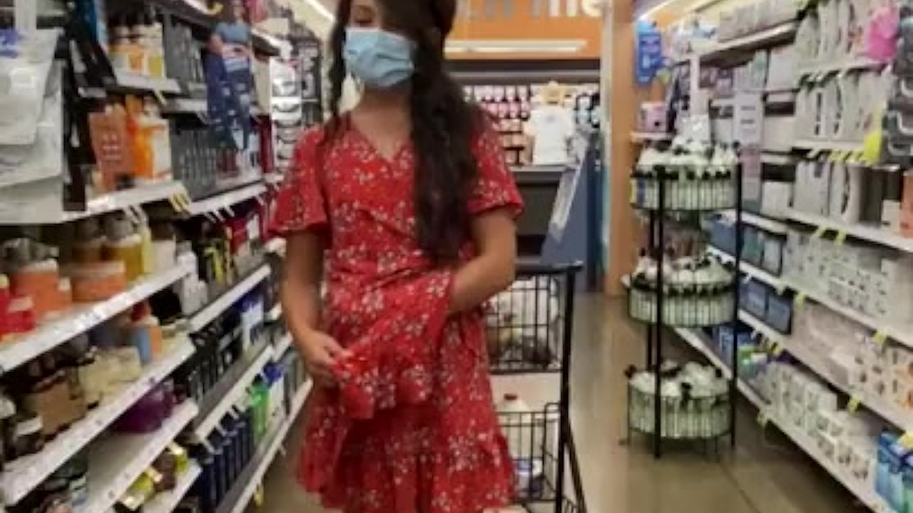 Public Flashing: Naughty Wife Exposed in 25 Seconds