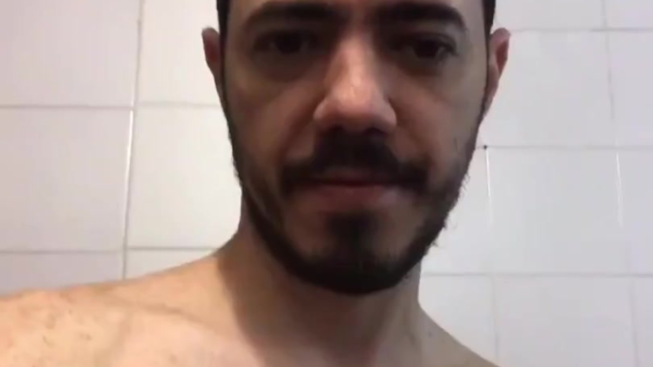 Punheta pré-banho ouvindo MxPx!