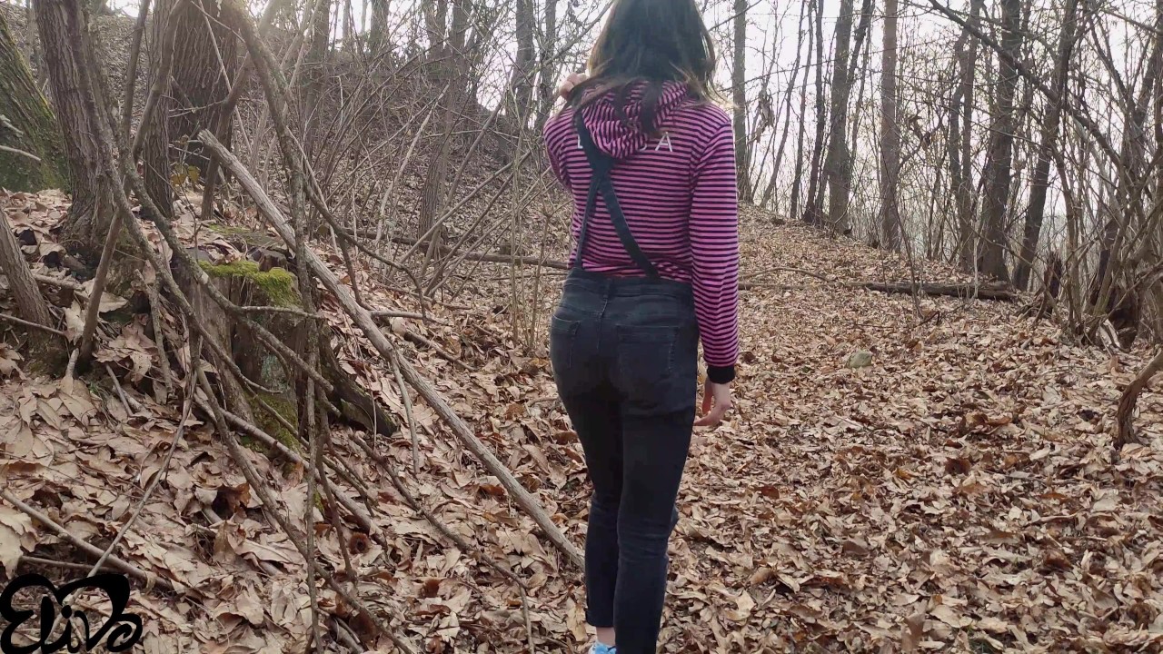 Ragazza in cerca di un posticino nel bosco per farmi un bel pompino
