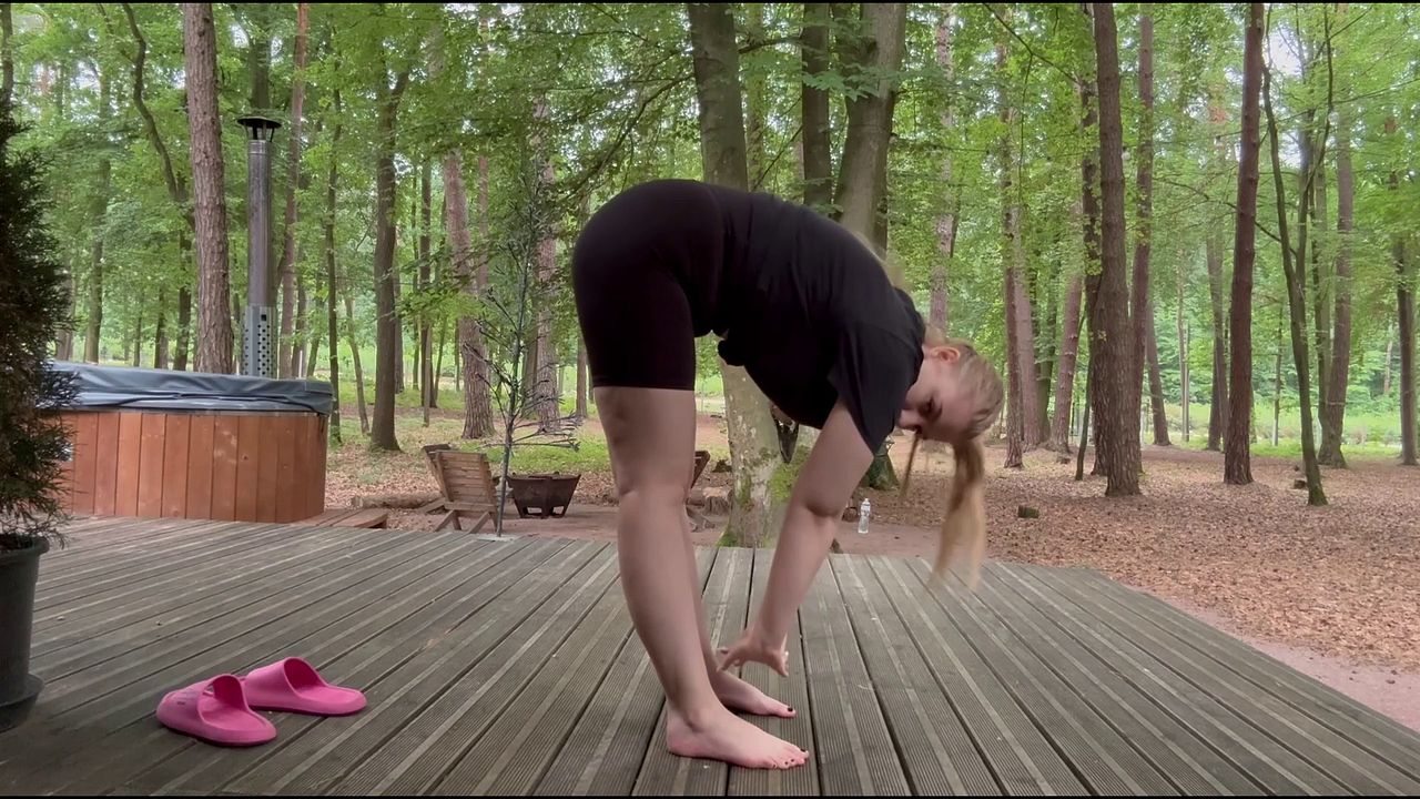 Outdoor Leggings Tease with Alurelle's Voluptuous Figure