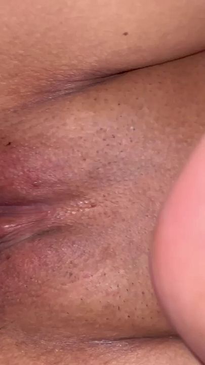 Latina degustando una gran polla